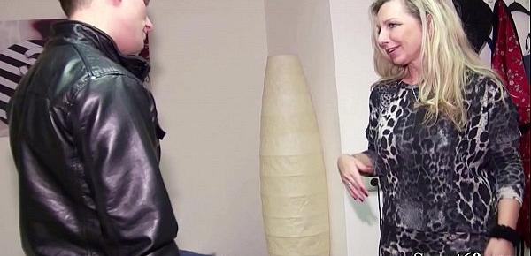 Deutsche MILF hilft Jungspund bei seinem ersten Fick
